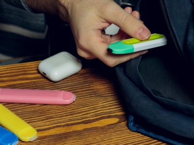 Zakazane w Chinach, modne w Polsce. Jednorazowe e-papierosy trafiają w ręce dzieci