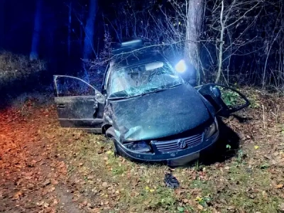 2,5 promila za kierownicą. Świadek uratował pijanego kierowcę po zderzeniu z drzewem