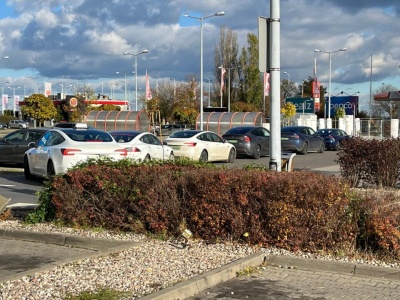 Tesla Supercharger Warszawa Al. Krakowska otwarty dla wszystkich. Dopiero teraz będą tam kolejki. Aktualizacja: JUŻ NIE