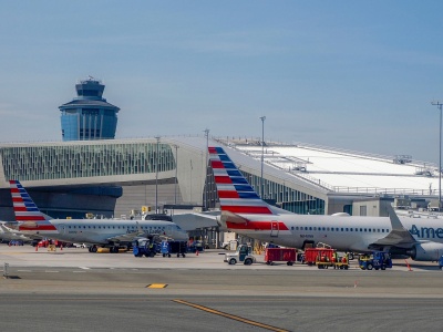 Odwołują setki lotów w USA. Co z rejsami z i do Polski?