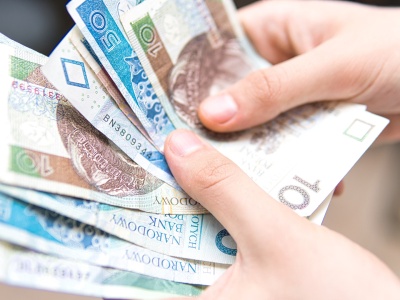 ZUS wypłaci 348 zł co miesiąc z automatu. Ważny jest rok urodzenia