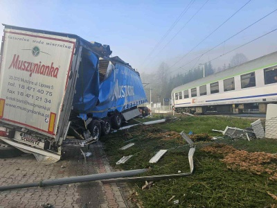 Wjechał ciężarówką wprost pod pociąg PKP Intercity