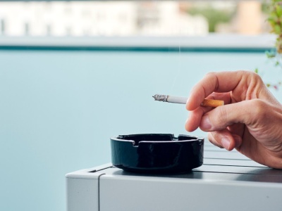 Czy można palić na balkonie? Sprawdź, czy to jest legalne. Mandat za palenie papierosów na balkonie