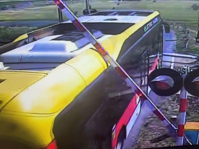 Kierowca MPK znowu wjechał pod pociąg. Będzie musiał się zmierzyć z kolejnymi zarzutami