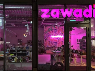 Wilanów. Wjechała BMW w sklep z zabawkami. 