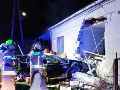 Z ostatniej chwili: BMW wbiło się w ścianę domu koło Ciechanowa