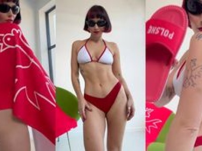 Mery Spolsky szczyci się formą życia w patriotycznej bieliźnie, wymachując ręcznikiem Z ORZEŁKIEM (ZDJĘCIA)