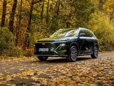 Geely wprowadza do oferty hybrydę, która ma zdynamizować sprzedaż. Jednak czy to się uda?