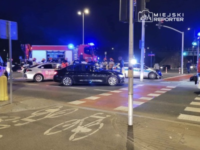 Kolejny radiowóz rozbity. Wjechali na sygnałach przy czerwonym świetle