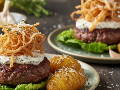 Soczysty burger z majonezem truflowym i chrustem cebulowym od Jurka Sobieniaka