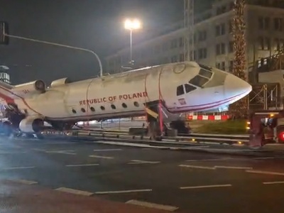 Samolot Jak-40 pod osłoną nocy transportowany po ulicach Warszawy. 