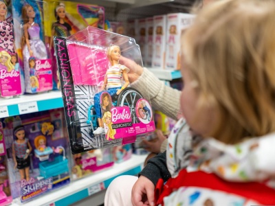 Kiedy wchodzi do sklepu, jej córka mówi o jednym. 