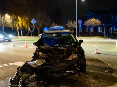 Groźny wypadek na Warszawskiej. Kierowca przewieziony do szpitala