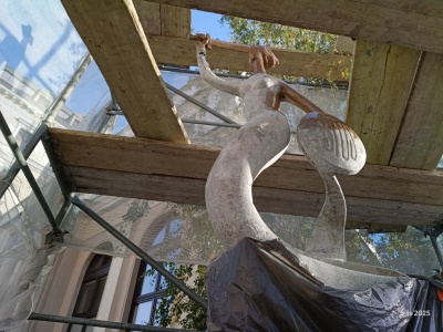 Syrenka z fontanny przy ul. 3 Maja odzyskuje blask