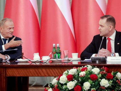 Polityczna wojna z oficerskimi pagonami w tle