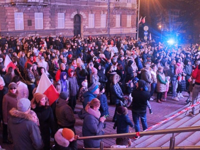 Na schodach teatru Solskiego znów wybrzmią pieśni patriotyczne
