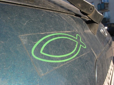 Nie ozdoba i nie gadżet. Wiesz, co oznacza ta ryba na aucie?