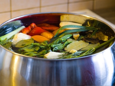 Rosół już nigdy nie będzie mętny. Wystarczy szklanka. Ten trik zna każda mama