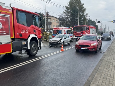 Kolizja Peugeota i Audi na skrzyżowaniu Krakowskiej i Solskiego w Bielsku-Białej