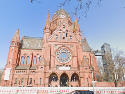 Ewangelicka pastor prowadziła ceremonię dla czterech mężczyzn. Kościół się odcina