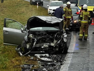Koszmarnie wyglądający wypadek koło Mysłowa. Dwie osoby poszkodowane. Droga zablokowana.