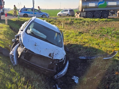 Kobylniki: Osobówka rozbita po zderzeniu z ciężarówką! 40-letnia kobieta przewieziona do szpitala