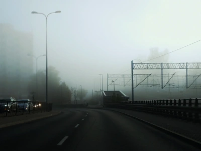 Wieczorem i w nocy gęsta mgła. IMGW ostrzega kierowców