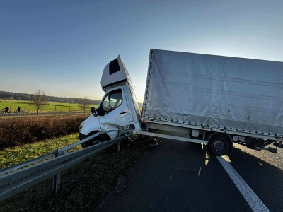 Samochód dostawczy rozbił się na trasie S5 i przełamał „na pół”
