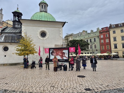 Drastyczne banery na Rynku Głównym. Mieszkańcy pytają: czy to w ogóle legalne? (Galeria,Video)