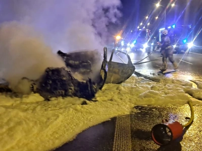 Pożar samochodu na A4 pod Wrocławiem. Pojazd spłonął doszczętnie, kierowcy utknęli w korku.
