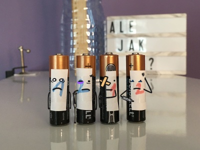 Czy można odróżnić nowe baterie od starych, po tym jak… odbijają się pod podłogi?