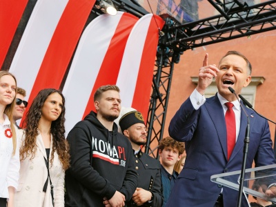 Notatnik polityczny. Nawrocki zalśni w świetle rac, a Ziobro cierpi nad Dunajem