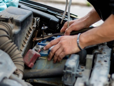 Auto nie odpala? Zadziała nawet bez kabli i ładowarki. Trik z czasów PRL wraca zimą