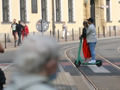Ban na hulajnogi w Krakowie? Magistrat milczy, miasto prosi się o tragedię