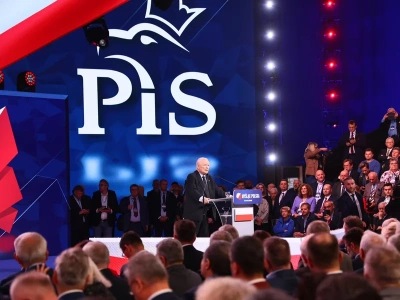 Suto zakrapiana impreza po kongresie PiS. Naruszono zakaz Kaczyńskiego