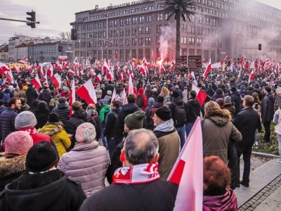 Zakaz noszenia broni i używania pirotechniki oraz ograniczenia w lotach dronów w Warszawie