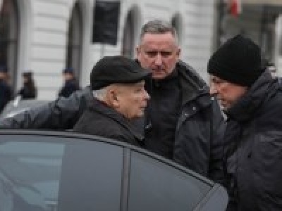 Zamieszanie na miesięcznicy smoleńskiej. Przemówienie Kaczyńskiego zakłócone