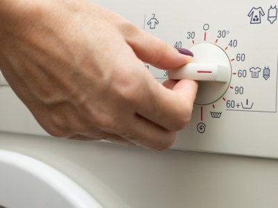 Mnóstwo osób źle ustawia pralkę. Najpopularniejsza temperatura prania nie ma sensu