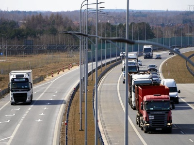 Kierowcy wreszcie odetchną? Ministerstwo rozważa wprowadzenie znaków pomagających w zachowaniu odstępu