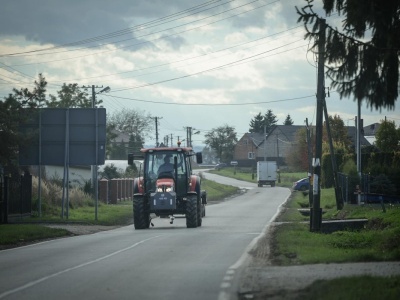 Kierowcy wciąż tego nie rozumieją. Traktor na drodze to nie zawsze zakaz wyprzedzania