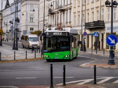 Obchody Święta Niepodległości w Piotrkowie – zmiany dla kierowców i pasażerów MZK