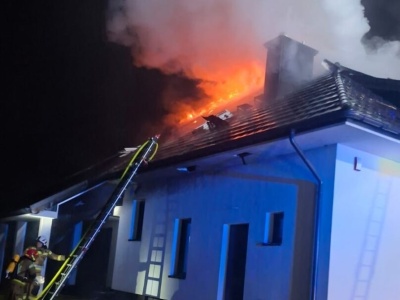 Pożar domu pod Warszawą. Z ogniem walczyło 9 zastępów straży pożarnej. Podczas akcji gaśniczej doszło do zerwania dachu. Ranny strażak