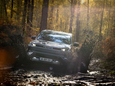 Toyota Hilux 2026 – twardziel, który teraz może być na prąd