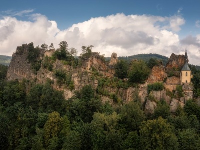 Ten zamek wygląda, jakby wyłaniał się ze skały. Rzut beretem od granicy