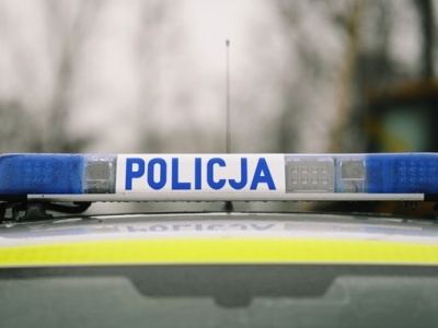 Samochód wjechał w ogrodzenie na Górnej. Do jego zatrzymania policjanci musieli użyć broni