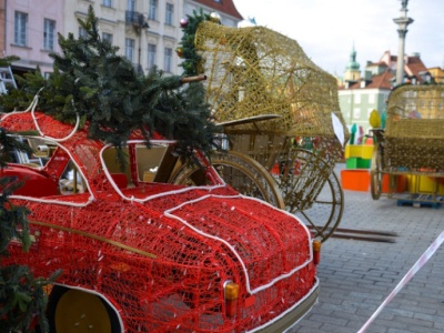 W Warszawie montują świąteczną iluminację. W tym roku wzbogaconą o dekoracje z 