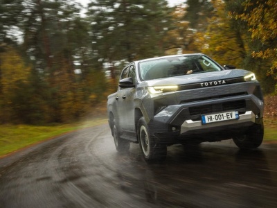 Nowa Toyota Hilux IX po raz pierwszy z napędem na prąd i na wodór