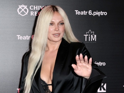 Odważna stylizacja Joanny Liszowskiej w teatrze. W sieci aż huczy