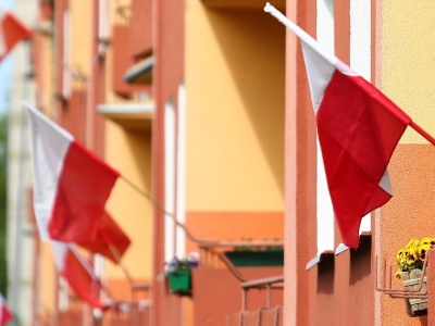 Jak poprawnie wieszać flagę państwową? Poznaj najważniejsze zasady i uniknij gafy 11 listopada