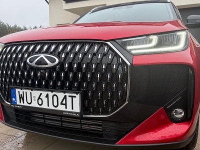 Jeden ma 280 KM i trzy silniki, drugi 147 KM i AWD. Choć cena jest taka sama, wybór wcale nie jest oczywisty